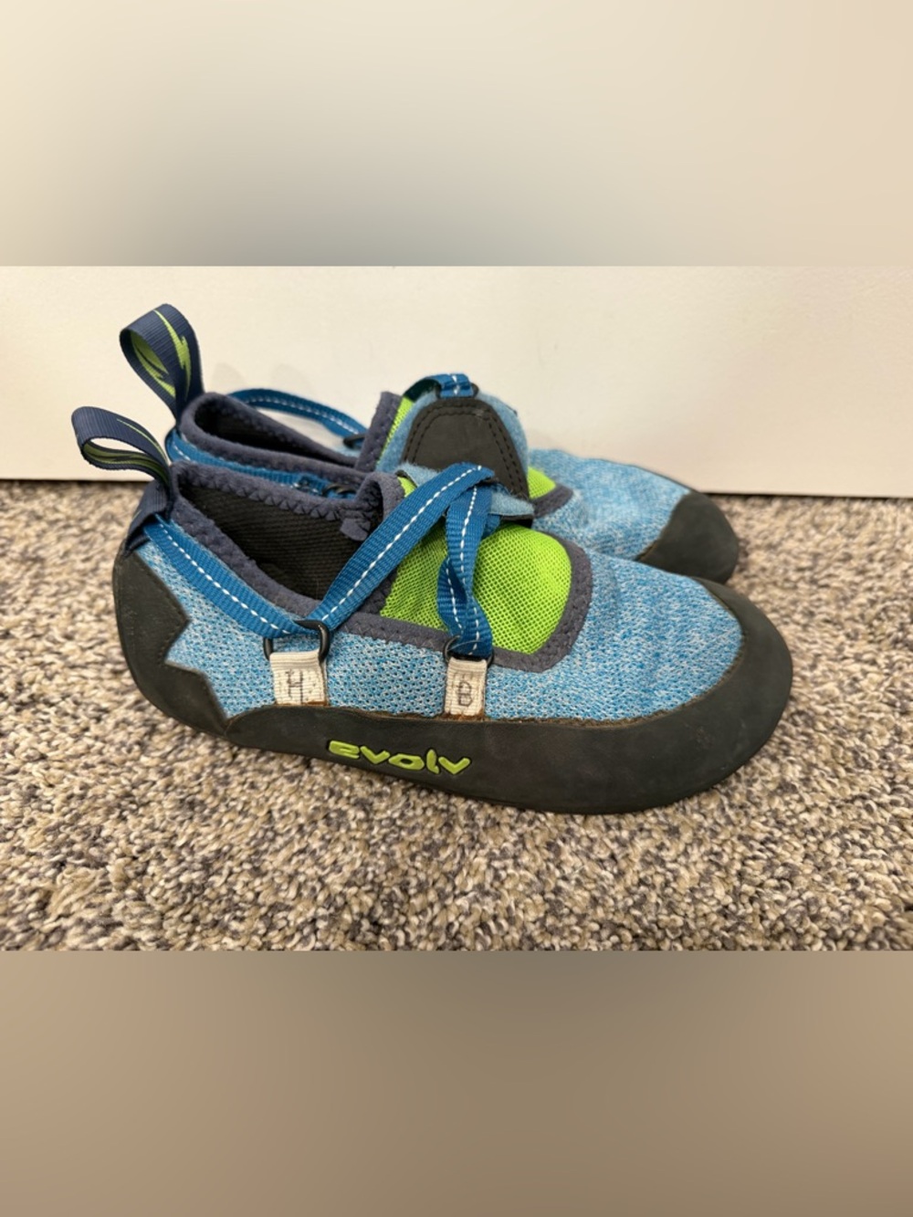 Evolv Kids Blue & Green Climbing Shoes size 4